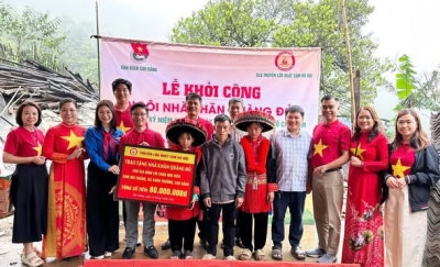 Nhóm Truyền lửa Nhất Tâm Hà Nội trao biển tượng trưng hỗ trợ kinh phí xây dựng công trình “Ngôi nhà Khăn quàng đỏ” trị giá 80 triệu đồng dành tặng gia đình em Chảo Mùi Viên.