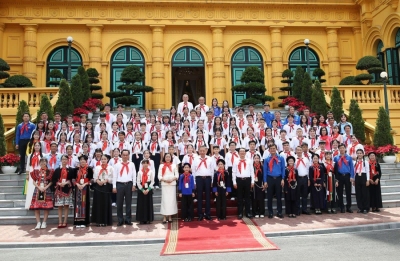 Tổng Bí thư, Chủ tịch nước Tô Lâm đã gặp mặt 85 đội viên và 15 giáo viên làm Tổng phụ trách Đội tiêu biểu trên toàn quốc tại Phủ Chủ tịch.·.