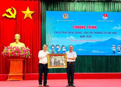 Đồng chí Phan Thăng An - Ủy viên Ban chấp hành Trung ương Đảng, Bí thư Tỉnh ủy, Chủ tịch Hội đồng nhân dân tỉnh Cao Bằng tặng quà lưu niệm cho cán bộ, chiến sĩ Vùng 3 Hải quân.