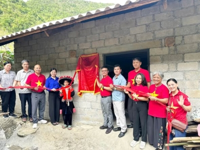 Lễ khánh thành công trình “Ngôi nhà Khăn quàng đỏ” cho gia đình em Chảo Mùi Viên tại xóm Cao Bắc (xóm Mù Chảng cũ), xã Xuân Trường.