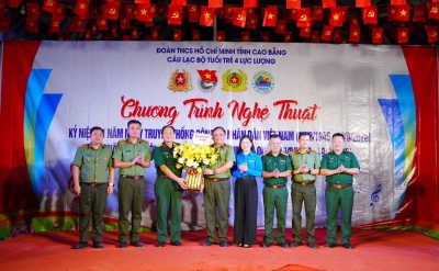 Ban Chủ nhiệm CLB Tuổi trẻ 4 lực lượng tặng hoa chúc mừng Ngày truyền thống lực lượng Công an nhân dân.