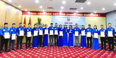 BTC trao giấy chứng nhận cho 16 thí sinh tham gia Hội thi.