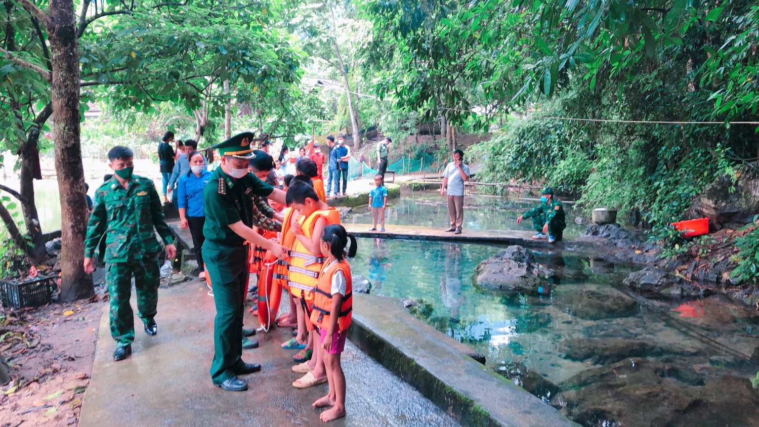 Chi đoàn Đồn BP Thị Hoa tổ chức tuyên truyền phòng chóng đuối nước cho trẻ em và dạy bơi cho các em