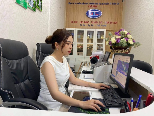 Chị Hoàng Thị Hòa nghiên cứu các sản phẩm du lịch mới để tạo sức thu hút đối với du khách.