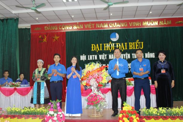 Anh Triệu Văn Thực - Chủ tịch Hội LHTN tỉnh tặng hoa chúc mừng