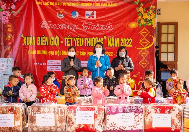 Đ/c Triệu Thanh Dung - Phó Bí thư Tỉnh Đoàn, Phó Chủ tịch Hội LHTN Việt Nam tỉnh tặng quà cho các em học sinh.