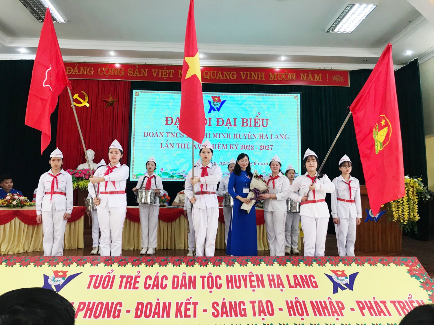 Đc Lương Thị Lê, Bí thư Huyện Đoàn Hạ Lang tặng hoa Đoàn thiếu nhi chào mừng Đại hội