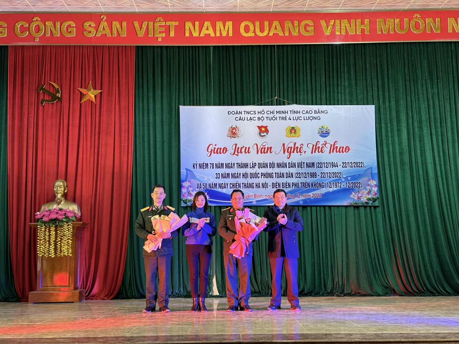 Ban Chủ nhiệm CLB Tuổi trẻ 4 lực lượng tặng hoa chúc mừng kỷ niệm 75 năm Ngày thành lập QĐND Việt Nam.
