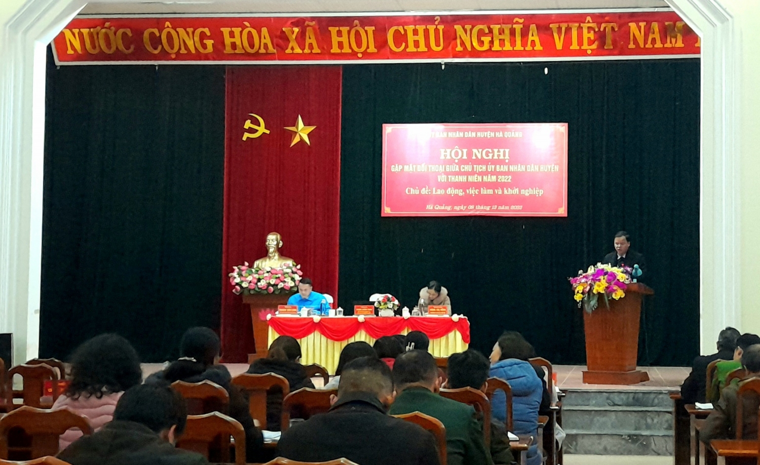 Đồng chí Phạm Xuân Tùng - Chủ tịch Ủy ban nhân dân huyện Hà Quảng đối thoại với thanh niên
