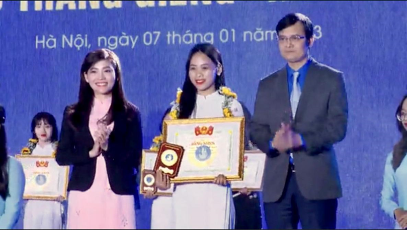Sinh viên Nông Mã Ánh Tuyết nhận giải thưởng “Sao Tháng Giêng”năm 2022.