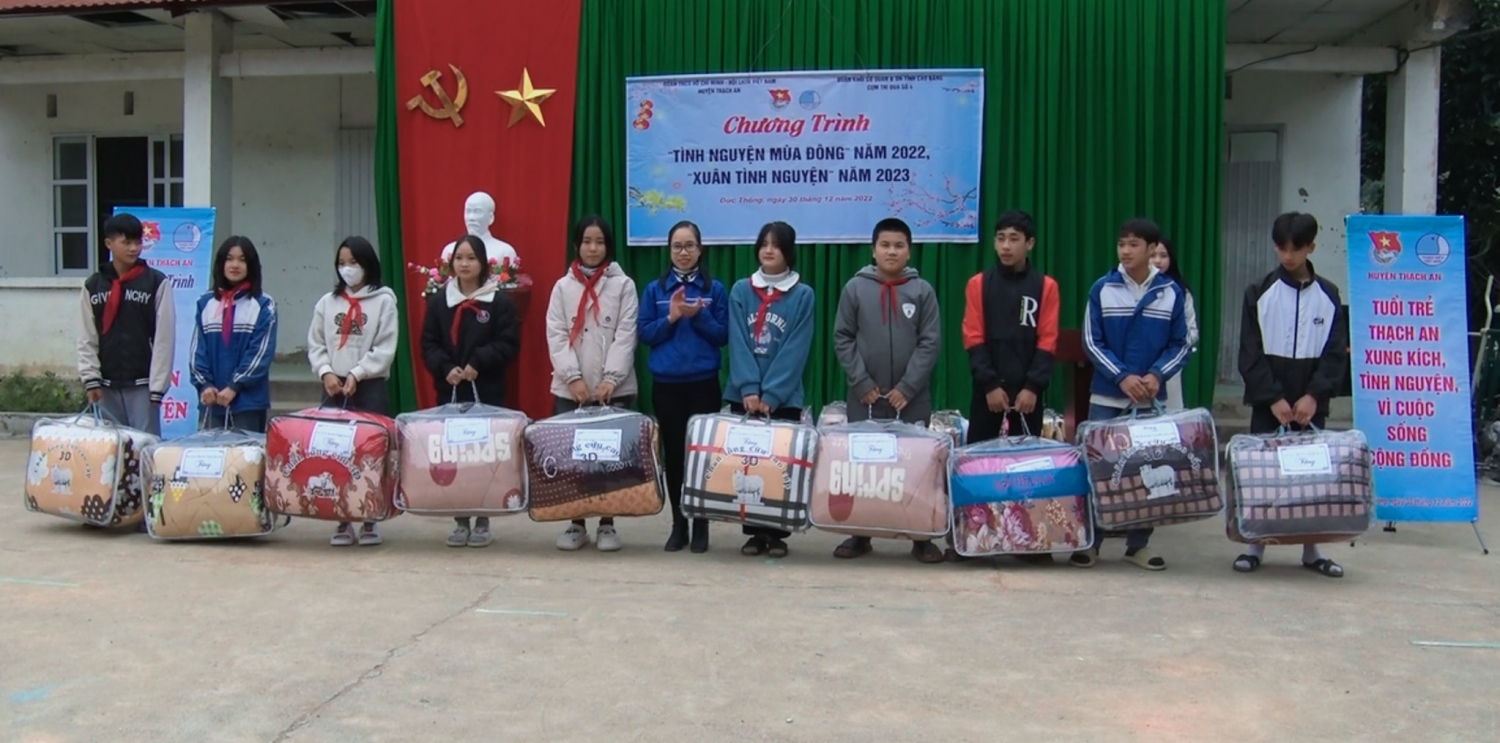 Trao tặng 10 chiếc chăn ấm được trao tặng đến các em học sinh.