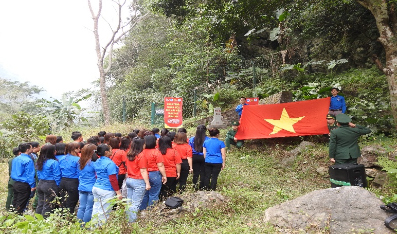 Tổ chức nghi lễ chào cờ tại cột mốc biên giới số 590 tại xã Khánh Xuân, huyện Bảo Lạc.