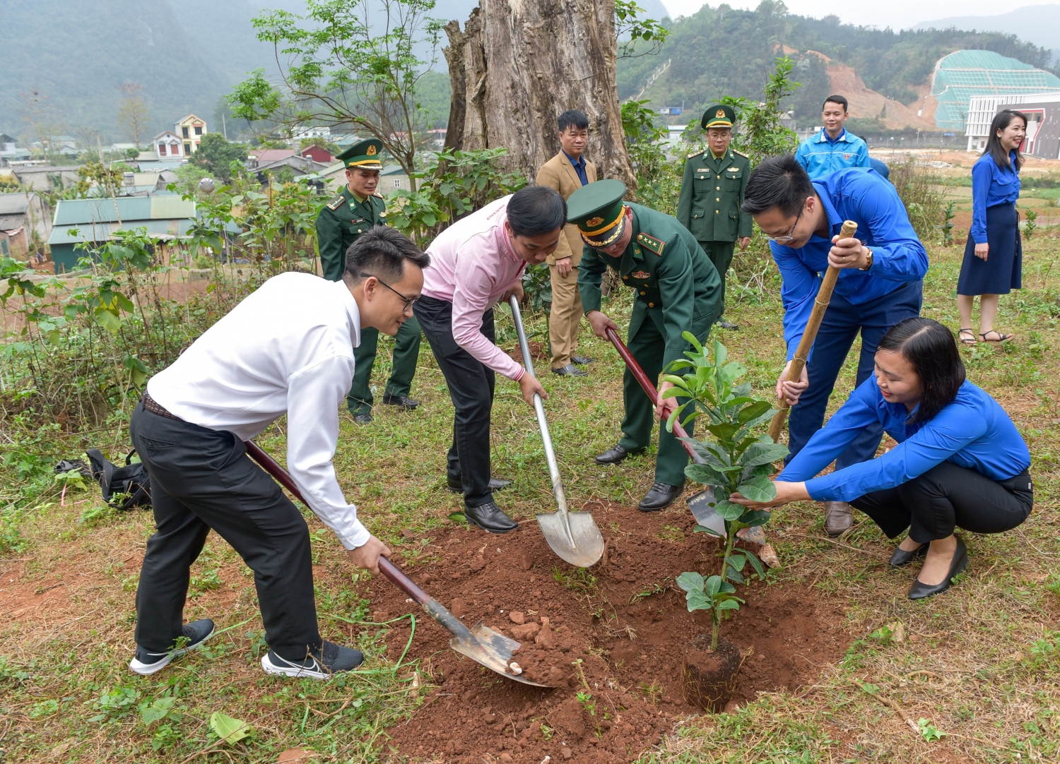 Các đại biểu trồng câu bưởi tại khu vực cột mốc biên giới 651, xã Sóc Hà, huyện Hà Quảng