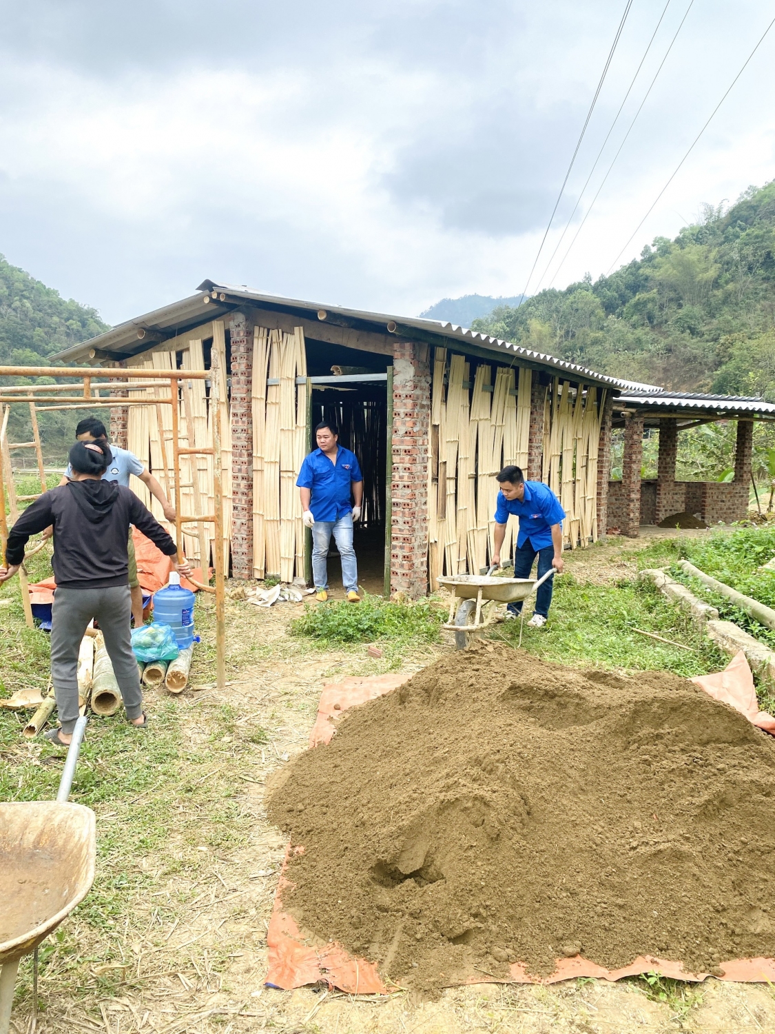 ĐVTN huyện Bảo Lạc hỗ trợ hộ gia đình chính sách di dời, xây mới chuồng trại tại xóm Pác Riệu