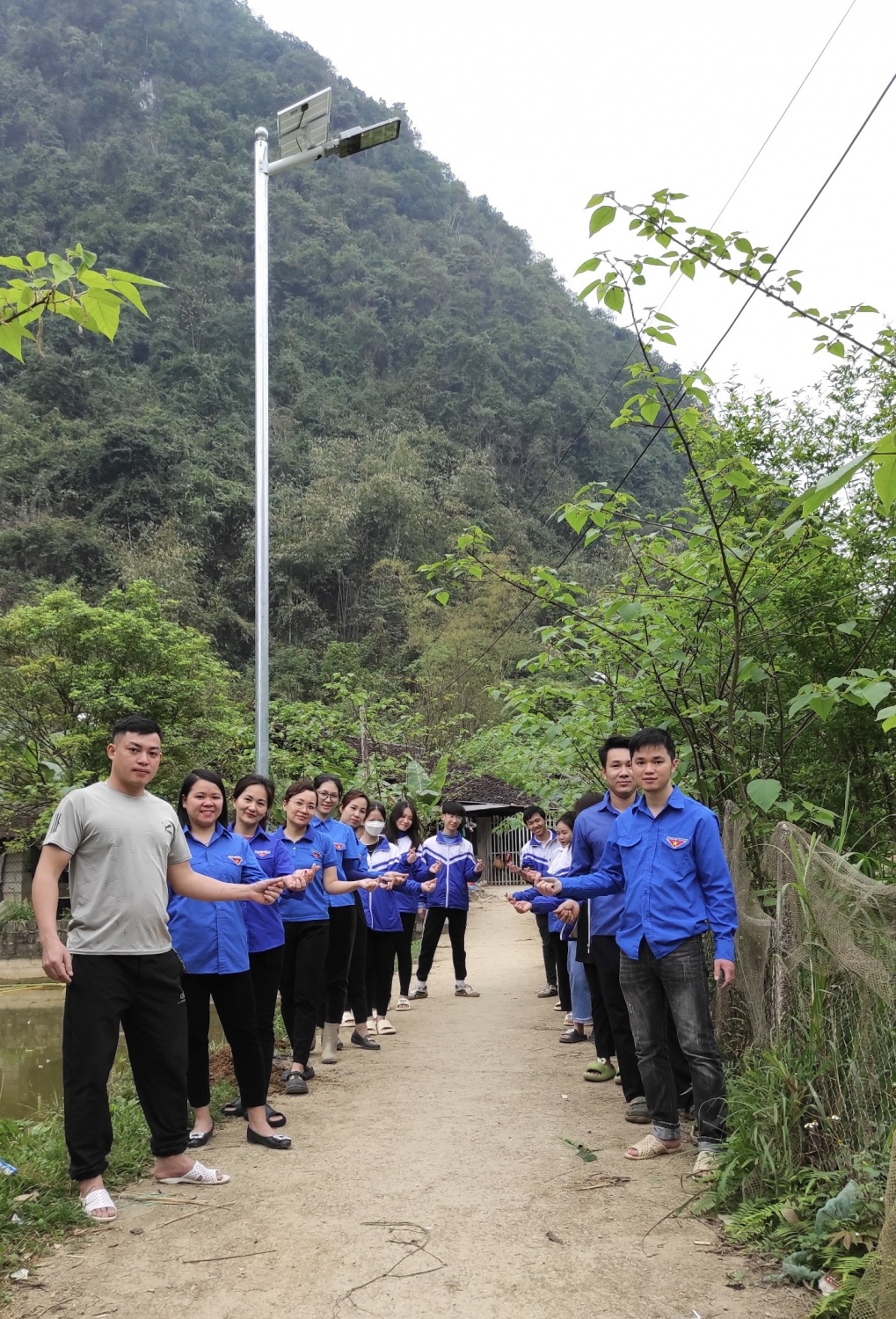 ĐVTN huyện Hà Quảng 02 công trình thắp sáng đường quê tại Thị trấn Xuân Hòa và Thị trấn Thông Nông
