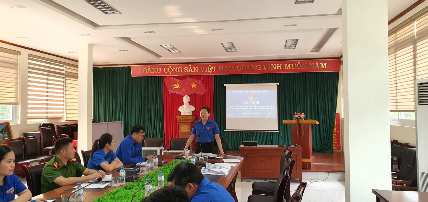 Đồng chí Nông Thị Lan, Bí thư Huyện Doàn phát biểu chỉ đạo Hội nghị.