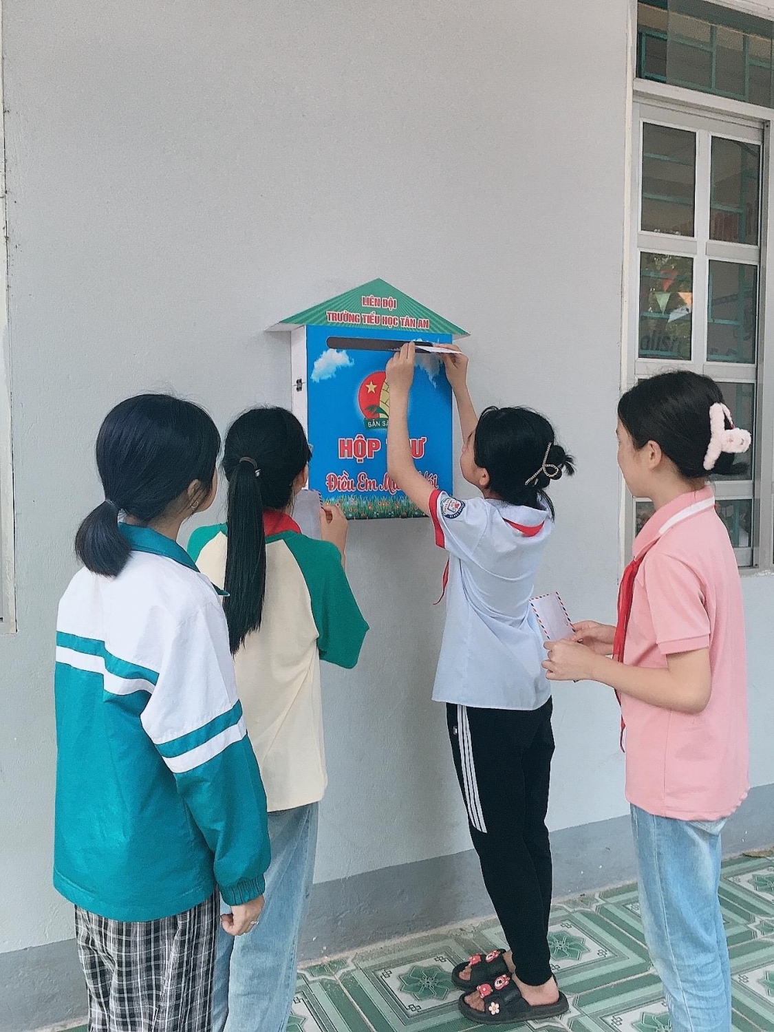Liên đội Trường TH Tân An, TP Cao Bằng triển khai mô hình 'Hòm thư góp ý - Điều em muốn nói'.