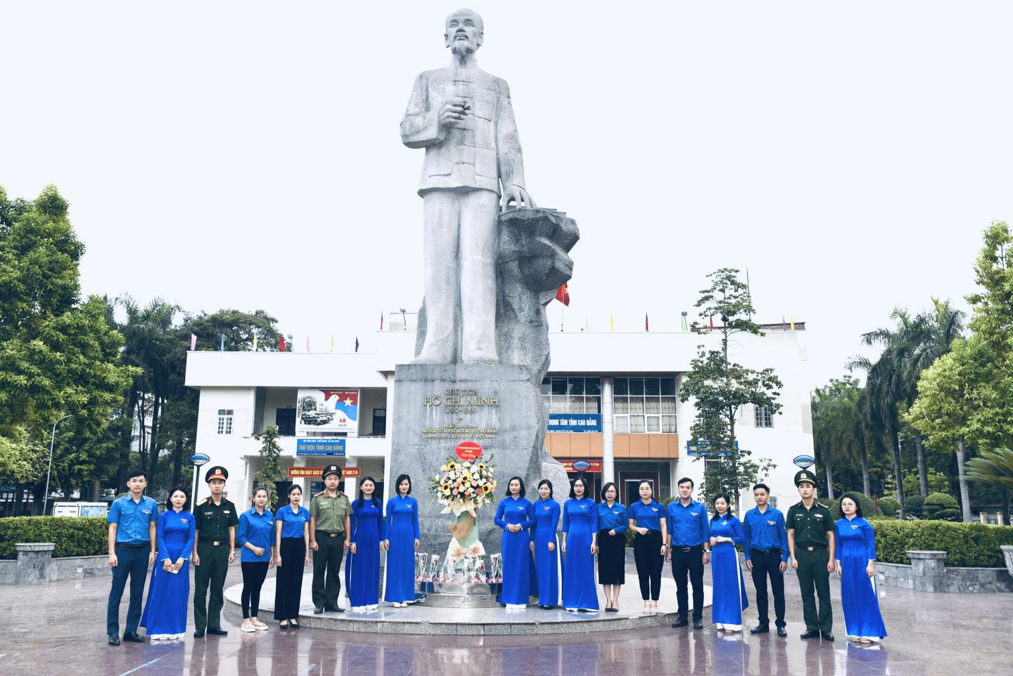 Tỉnh Đoàn - Hội LHTN Việt Nam tỉnh tổ chức lễ dâng hoa, báo công tại Tượng đài Chủ tịch Hồ Chí Minh, thành phố Cao Bằng