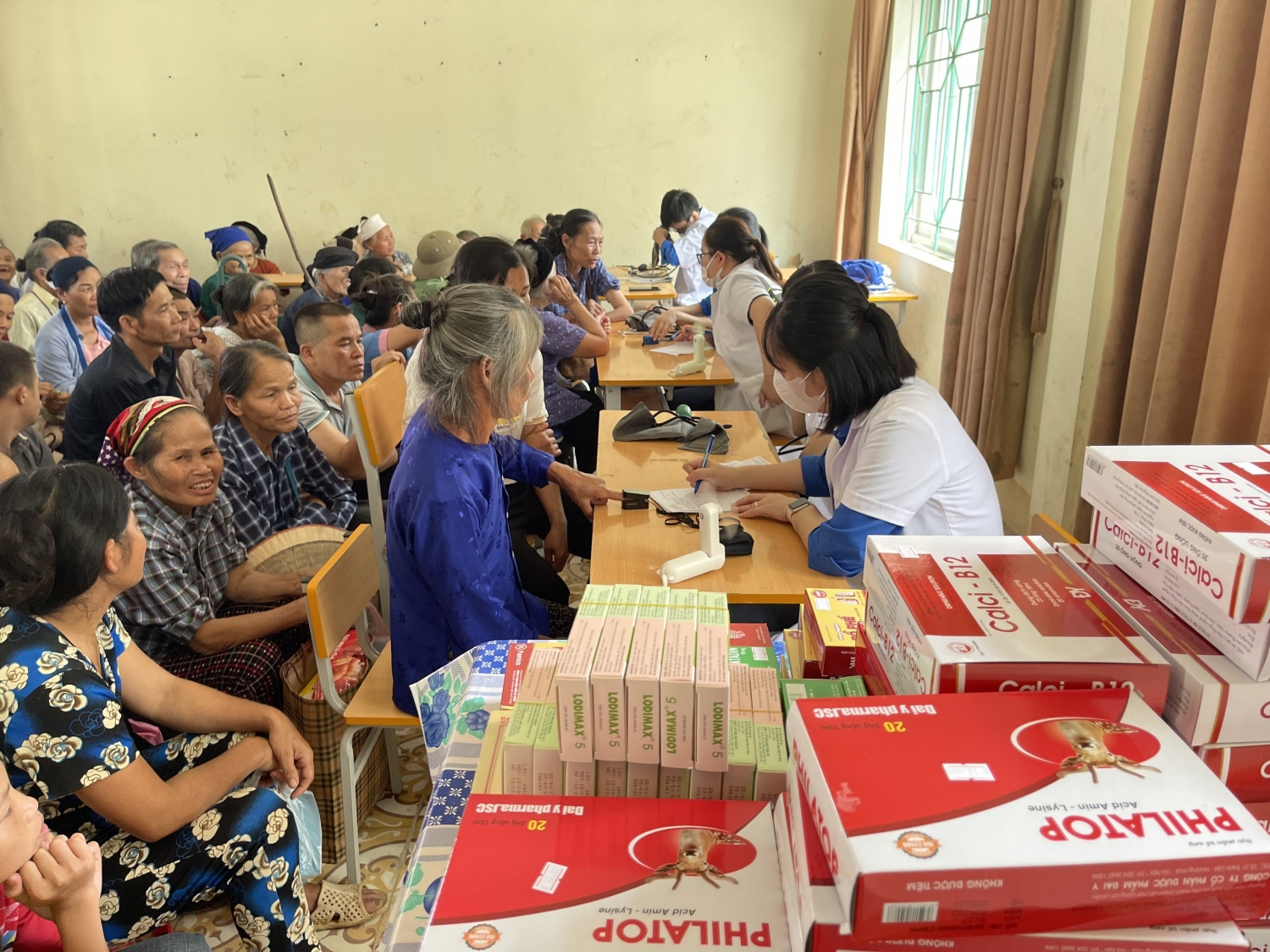 Tổ chức tư vấn sức khỏe, khám bệnh, cấp phát thuốc miễn phí cho 100 đối tượng chính sách, hộ nghèo tại xã Tiên Thành.