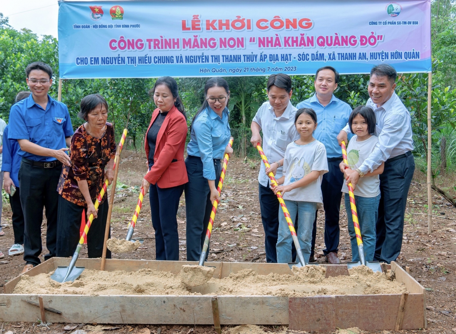 Lễ khởi công công trình măng non "Nhà Khăn quàng đỏ" tại ấp Địa Hạt - Sóc Dầm, xã Thanh An, huyện Hớn Quản.