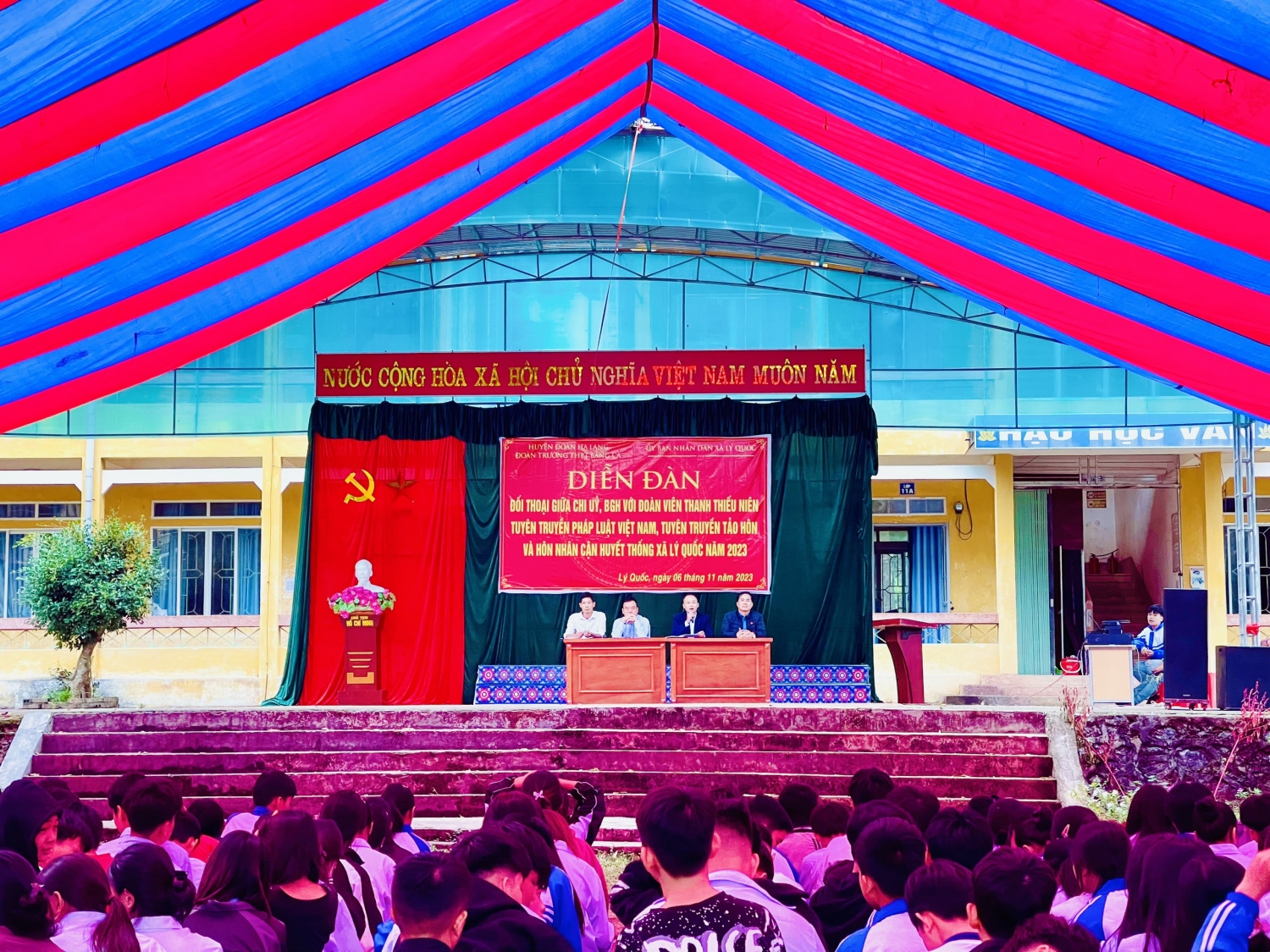 Diễn đàn đối thoại giữa Chi ủy, BGH với đoàn viên, thanh thiếu niên và tuyên truyền pháp luật Việt Nam năm 2023 tại Trường THPT Bằng Ca.
