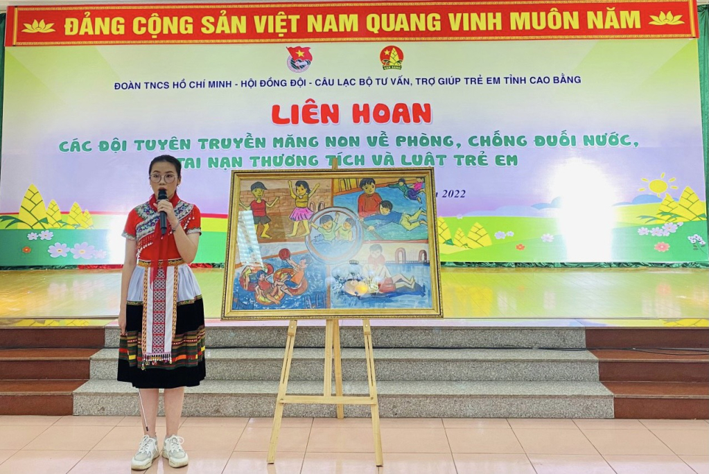 Em Vương Phạm Hà Linh, học sinh lớp 9A, Trường THCS Nước Hai