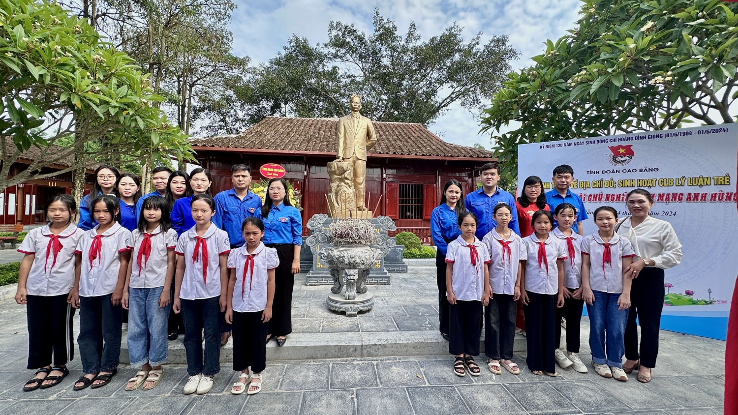 Đoàn viên, thanh niên CLB Lý luận trẻ tỉnh Cao Bằng chụp ảnh lưu niệm tại Nhà lưu niệm đồng chí Hoàng Đình Giong