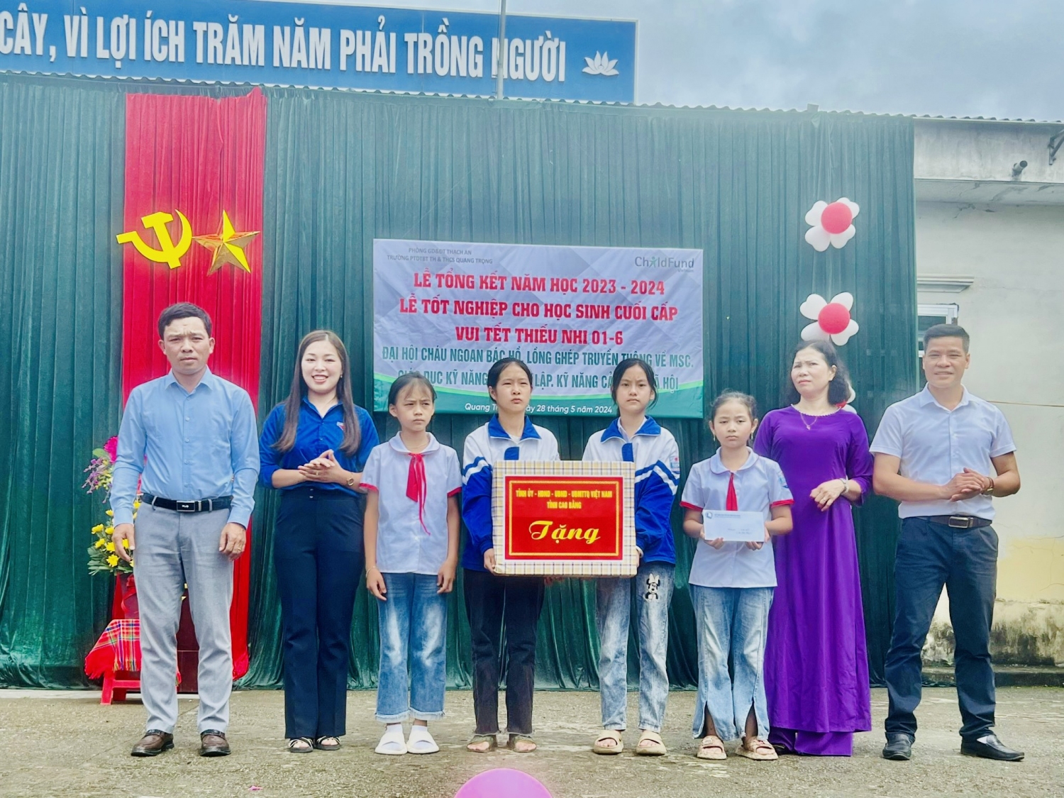 Đoàn công tác đã tặng quà của Tỉnh ủy, HĐND, UBND, UBMTTQ Việt Nam tỉnh Cao Bằng cho các em thiếu nhi 02 trường mỗi xuất quà trị giá 4 triệu đồng.