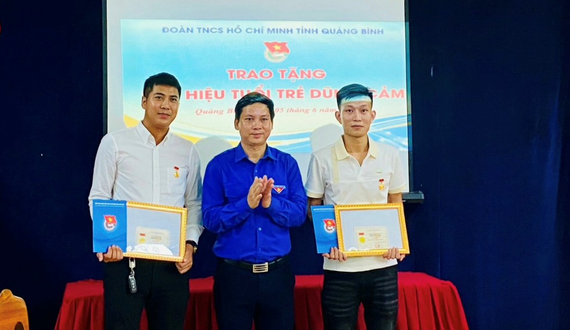 Trao tặng huy hiệu "Tuổi trẻ dũng cảm" cho đoàn viên dũng cảm cứu người tại Quảng Bình.
