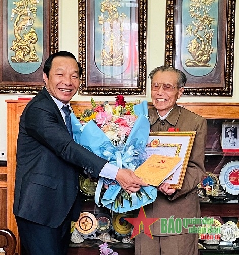 Lãnh đạo tỉnh Hải Dương trao Huy hiệu 70 năm tuổi Đảngtặng cựu chiến binh Nguyễn Đình Cát.