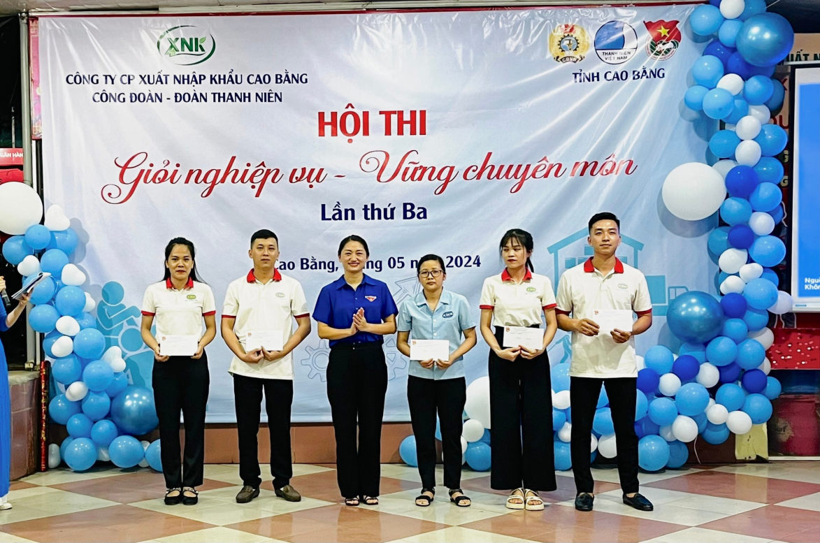 3 Tỉnh Đoàn – Hội LHTN Việt Nam tỉnh trao tặng 05 suất quà cho