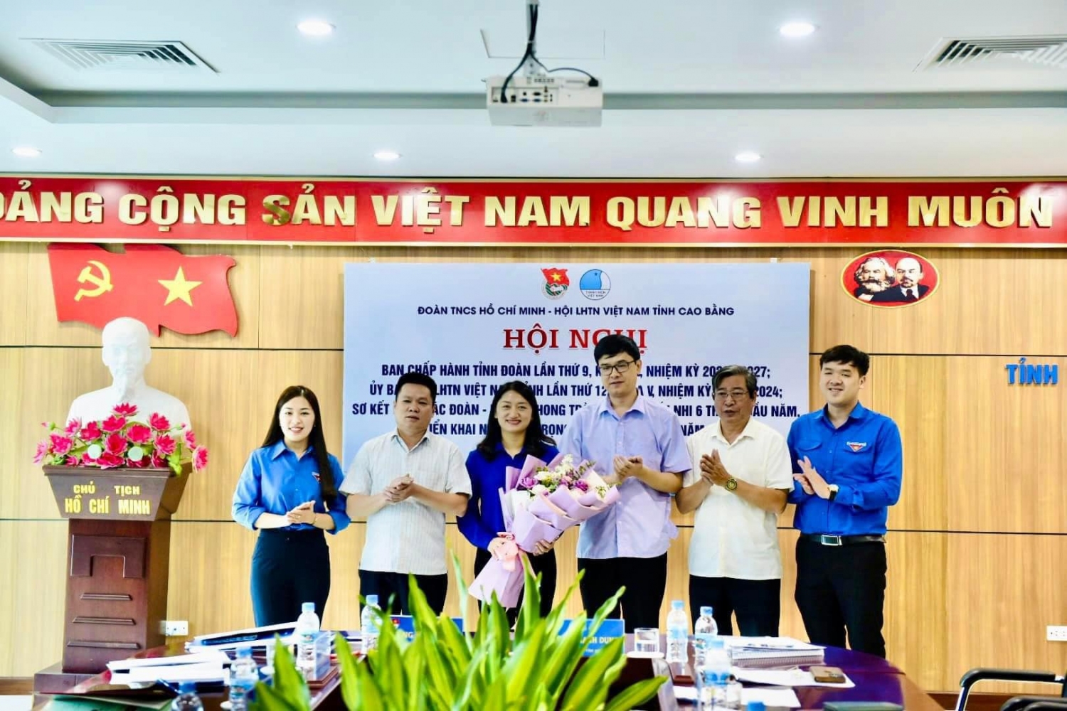 Tặng hoa chúc mừng đồng chí Triệu Thanh Dung được bầu giữ chức Bí thư Tỉnh Đoàn, Chủ tịch Hội LHTN Việt Nam tỉnh.