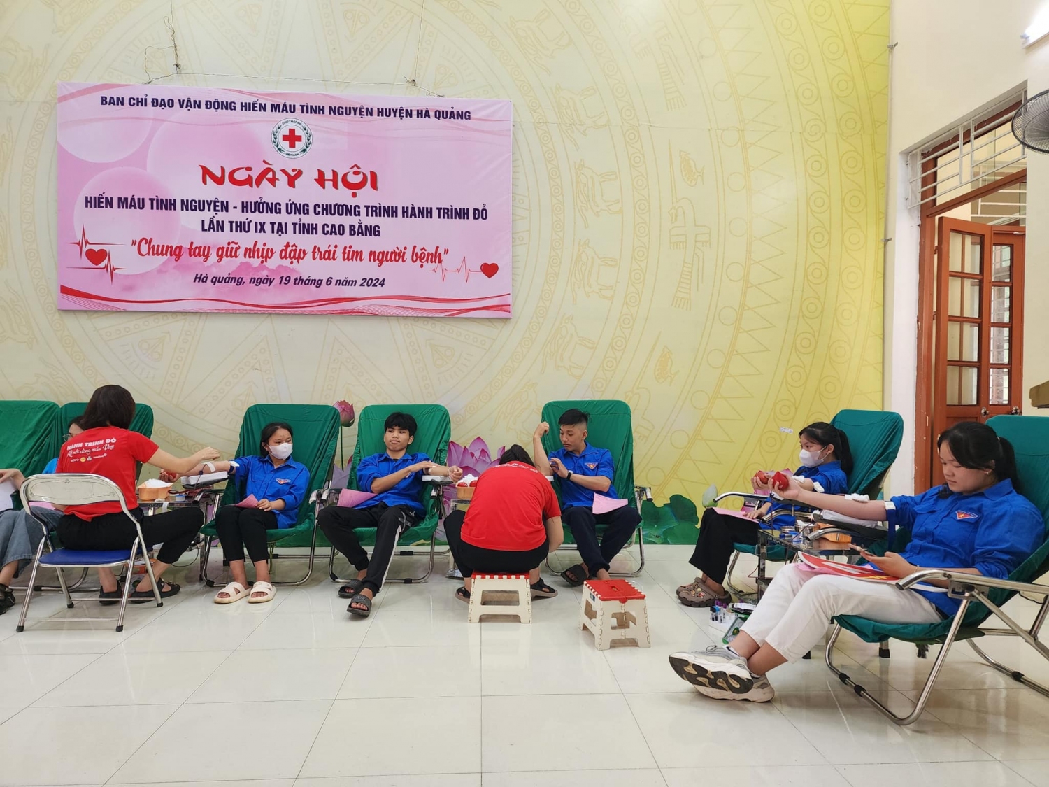 ĐVTN huyện Hà Quảng tham gia hiến máu.