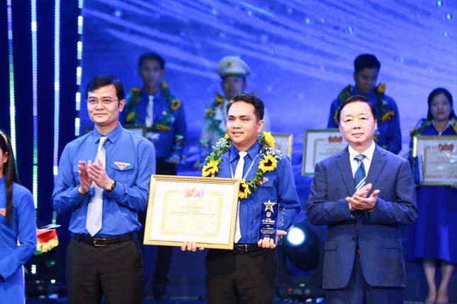 Phó Thủ tướng Trần Hồng Hà và Bí thư thứ nhất T.Ư Đoàn Bùi Quang Huy (bìa trái) trao tặng Giải thưởng Lý Tự Trọng năm 2024 cho anh Lê Mạnh Tấn - Bí thư Đoàn Trường THPT Hoàng Hoa Thám (Đà Nẵng).