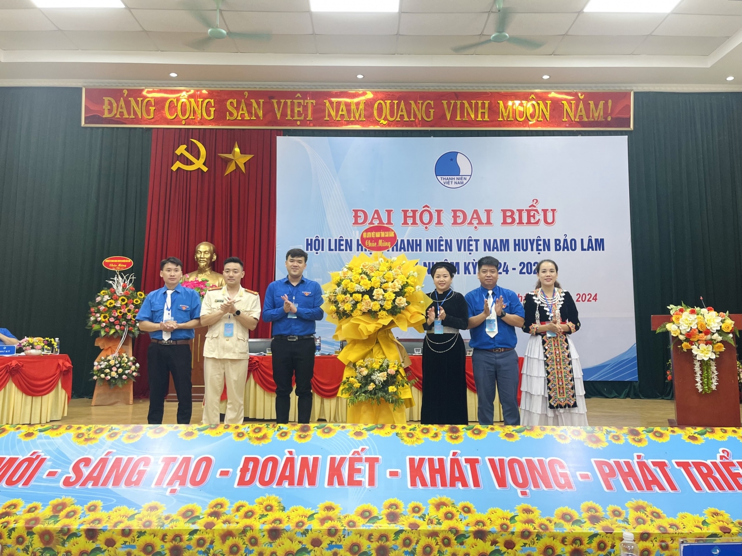 Tỉnh Đoàn - Hội LHTN Việt Nam tỉnh tặng hoa chúc mừng thành công Đại hội Hội LHTN Việt Nam huyện Bảo Lâm lần thứ V, nhiệm kỳ 2024 - 2029.