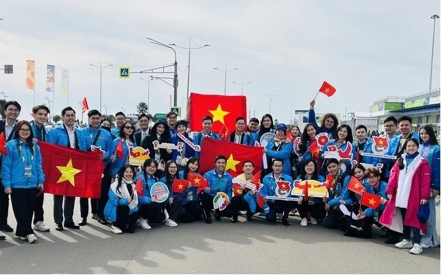 Tâm Anh (ngồi, thứ 2 từ trái sang) cùng đoàn đại biểu Việt Nam tham dự Liên hoan Thanh niên thế giới năm 2024 tại Sochi, Liên bang Nga