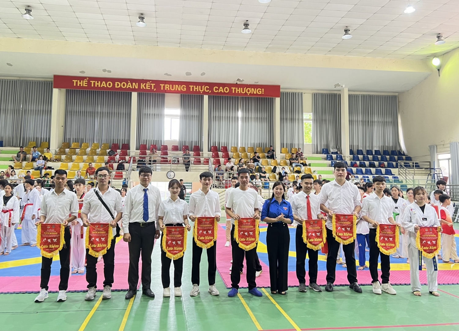 Đồng chí Nông Thị Nhung –  Phó Bí thư Tỉnh Đoàn Cao Bằng trao quà lưu niệm cho đại diện 08 đoàn thuộc các câu lạc bộ Taekwondo