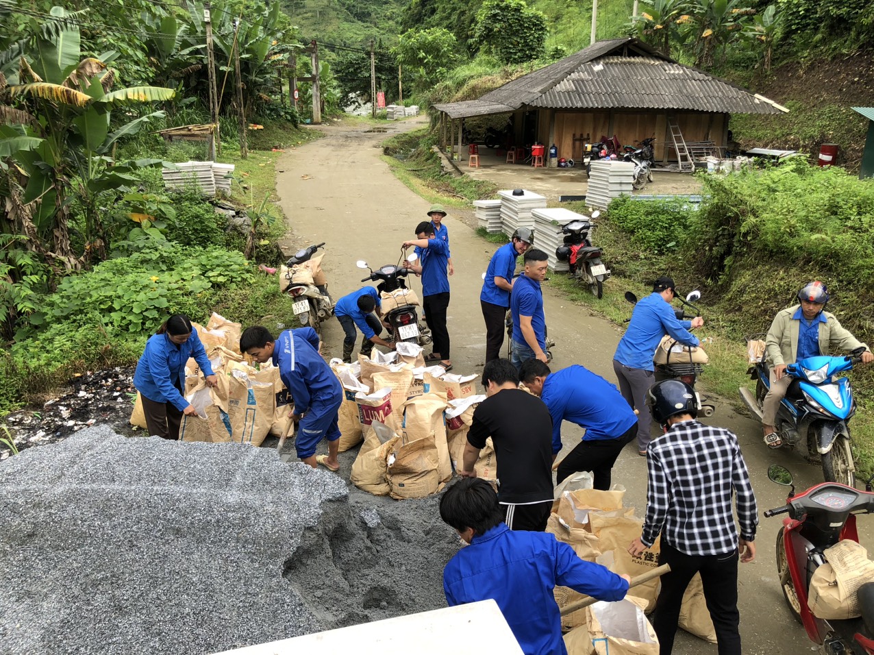 ĐVTN ra quân hỗ trợ vận chuyển vật liệu xây phòng học tại điểm trường Lũng Rịa xã Thạch Lâm, huyện Bảo Lâm.