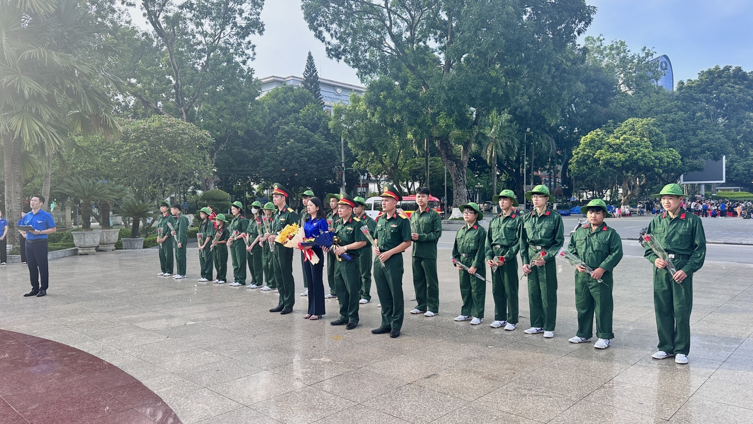 BTC và các chiến sĩ nhí dâng hoa tại Tượng đài Chủ tịch Hồ Chí Minh