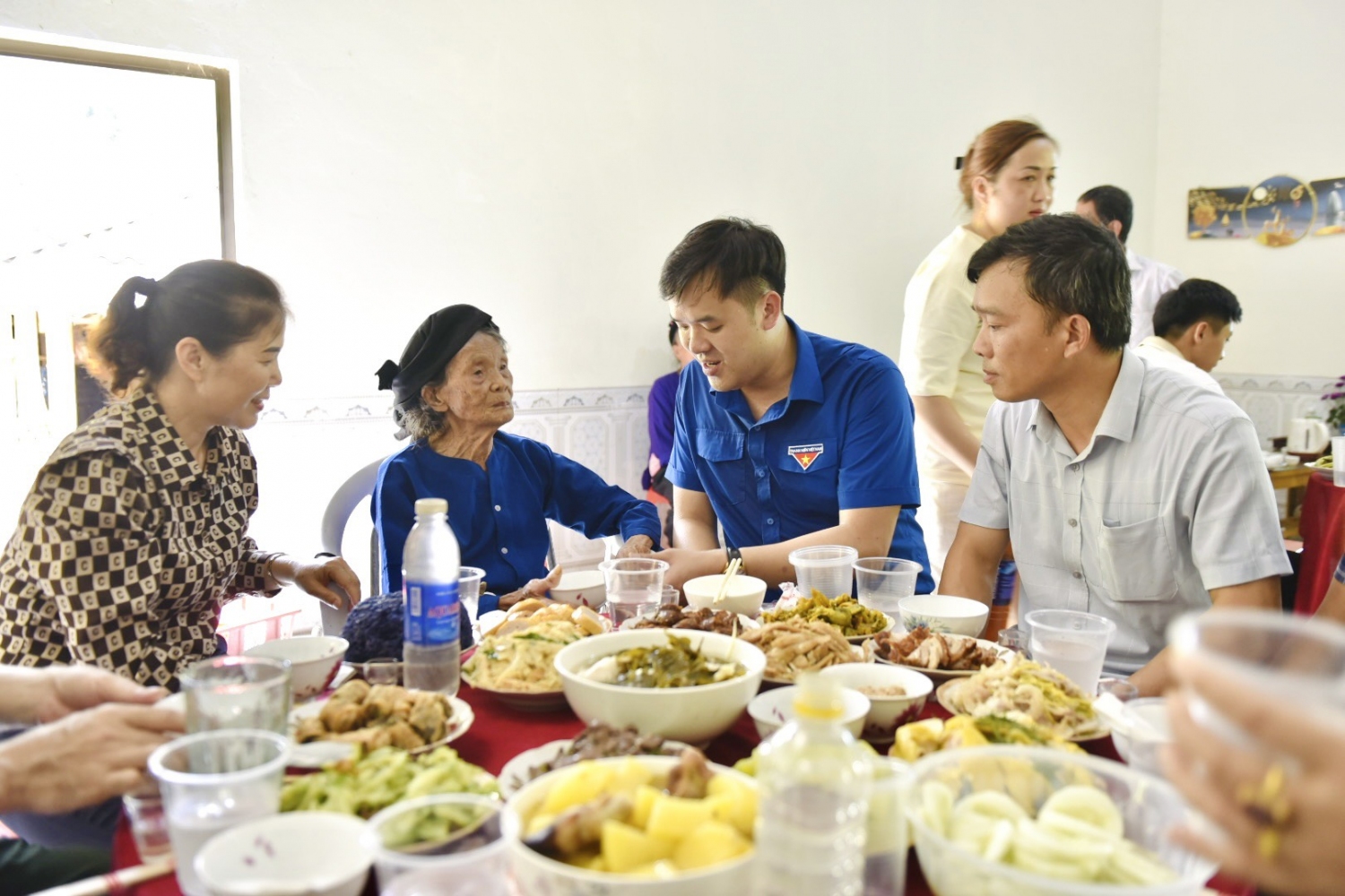 “Bữa cơm sum vầy, ấm áp yêu thương” tại nhà Mẹ Việt Nam anh hùng Triệu Thị Ráy