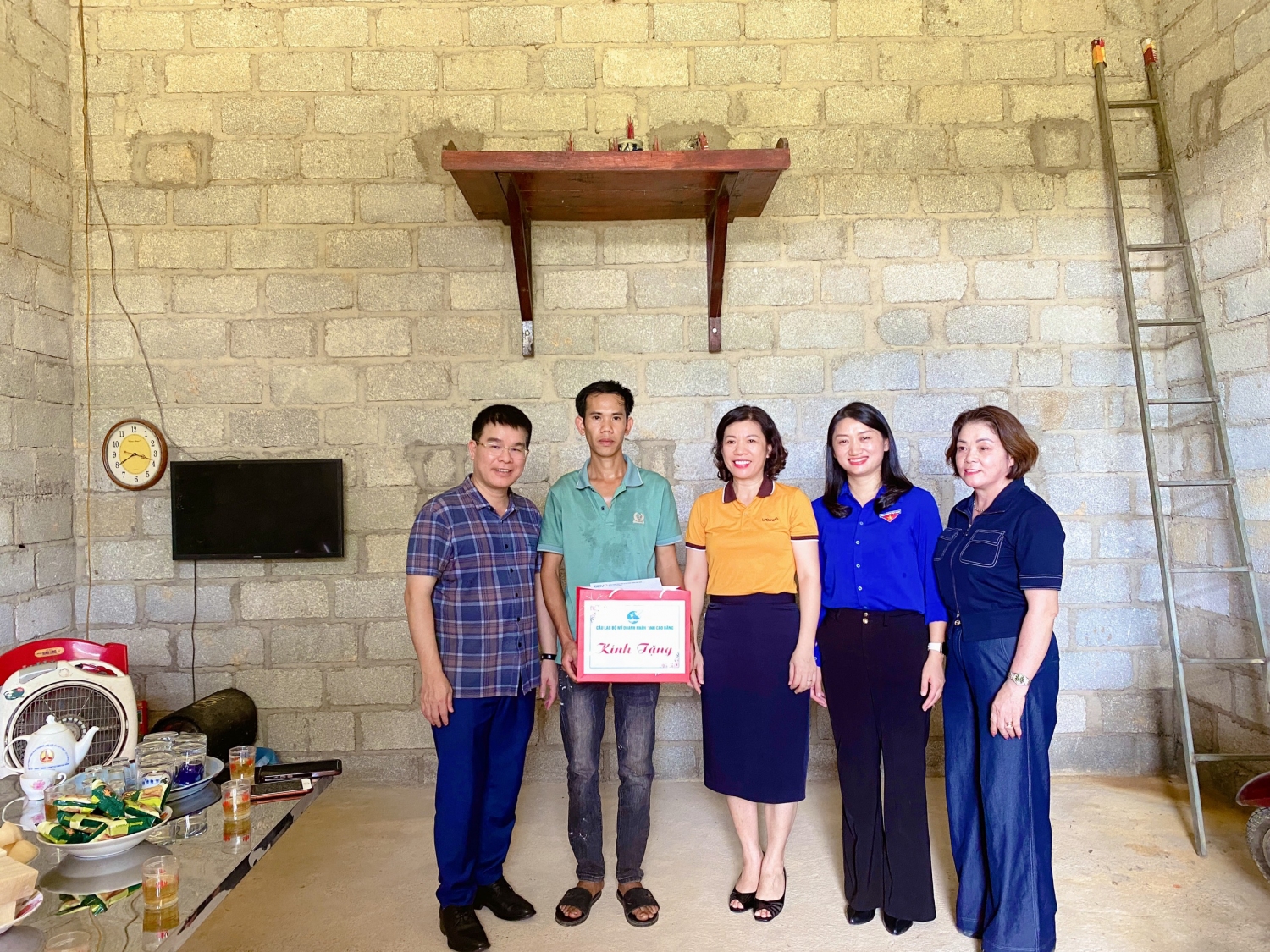 Đoàn công tác tặng quà cho thân nhân liệt sĩ tại xã Lê Lai, huyện Thạch An