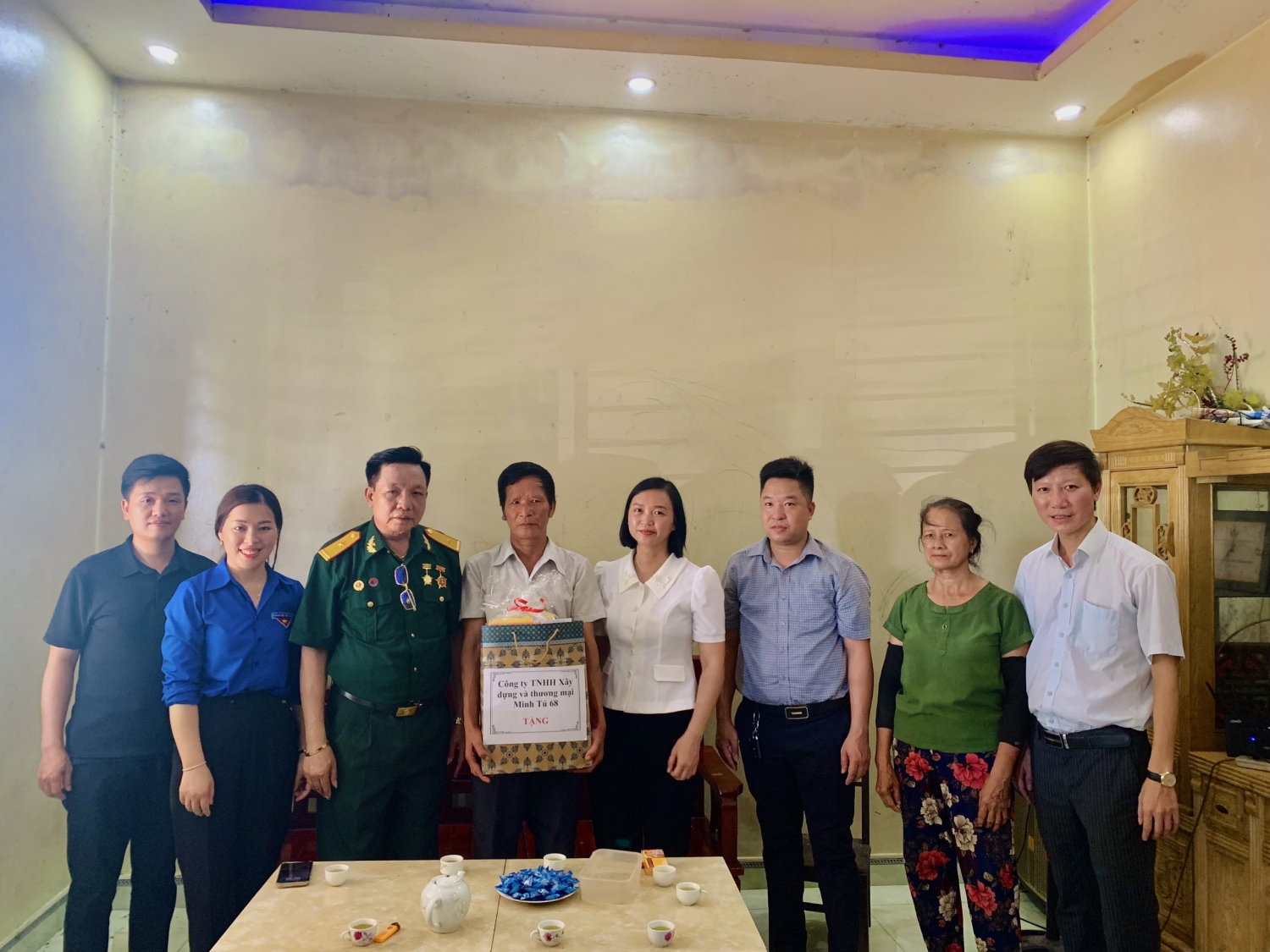 Đoàn công tác thăm và tặng quà cho hộ gia đình ông Lương Văn Lâm, xóm Nà Luông, xã Thái Cường, huyện Thạch An