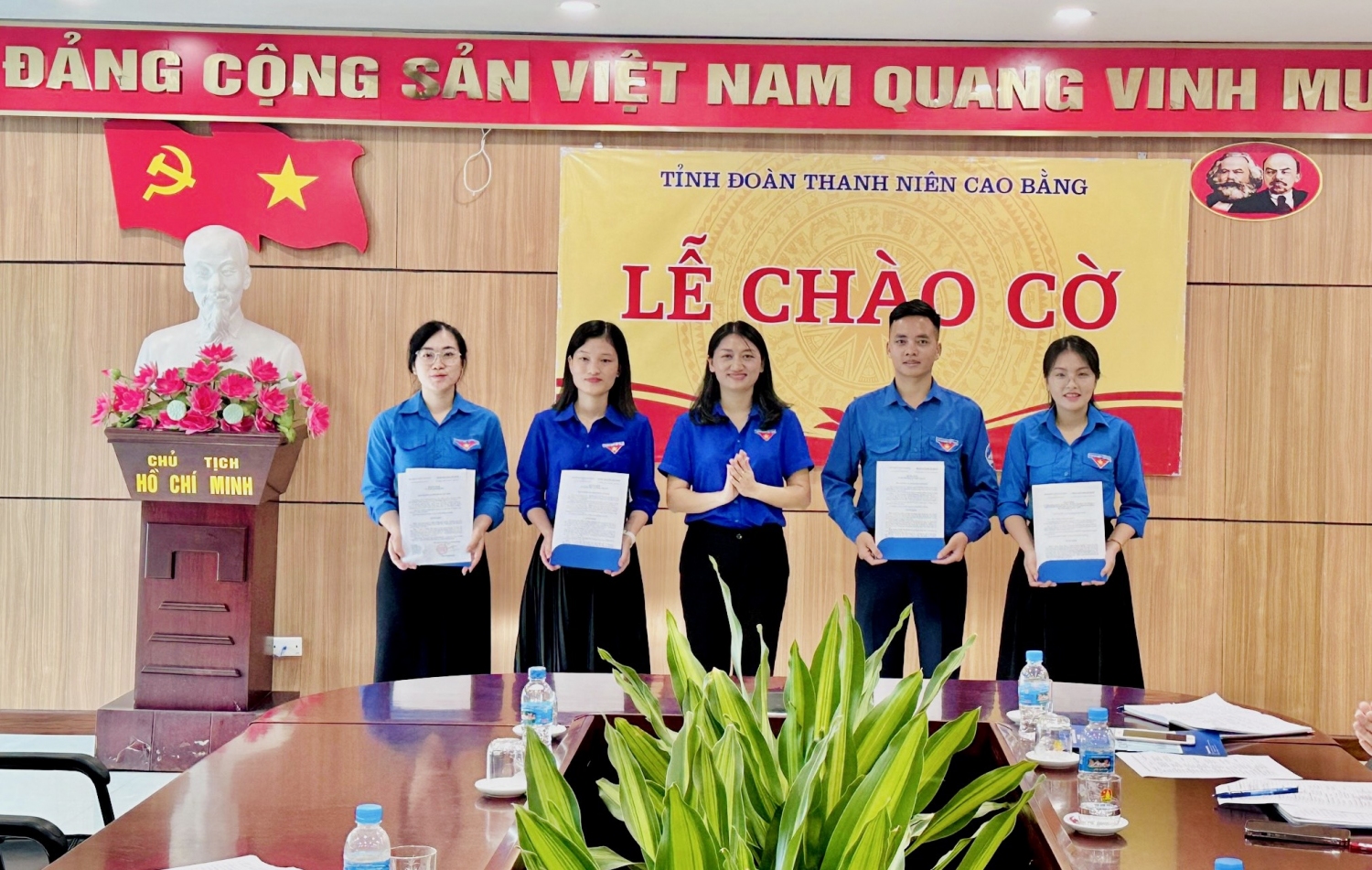 Đồng chí Triệu Thanh Dung – Bí thư Tỉnh Đoàn trao quyết định về công tác cán bộ.