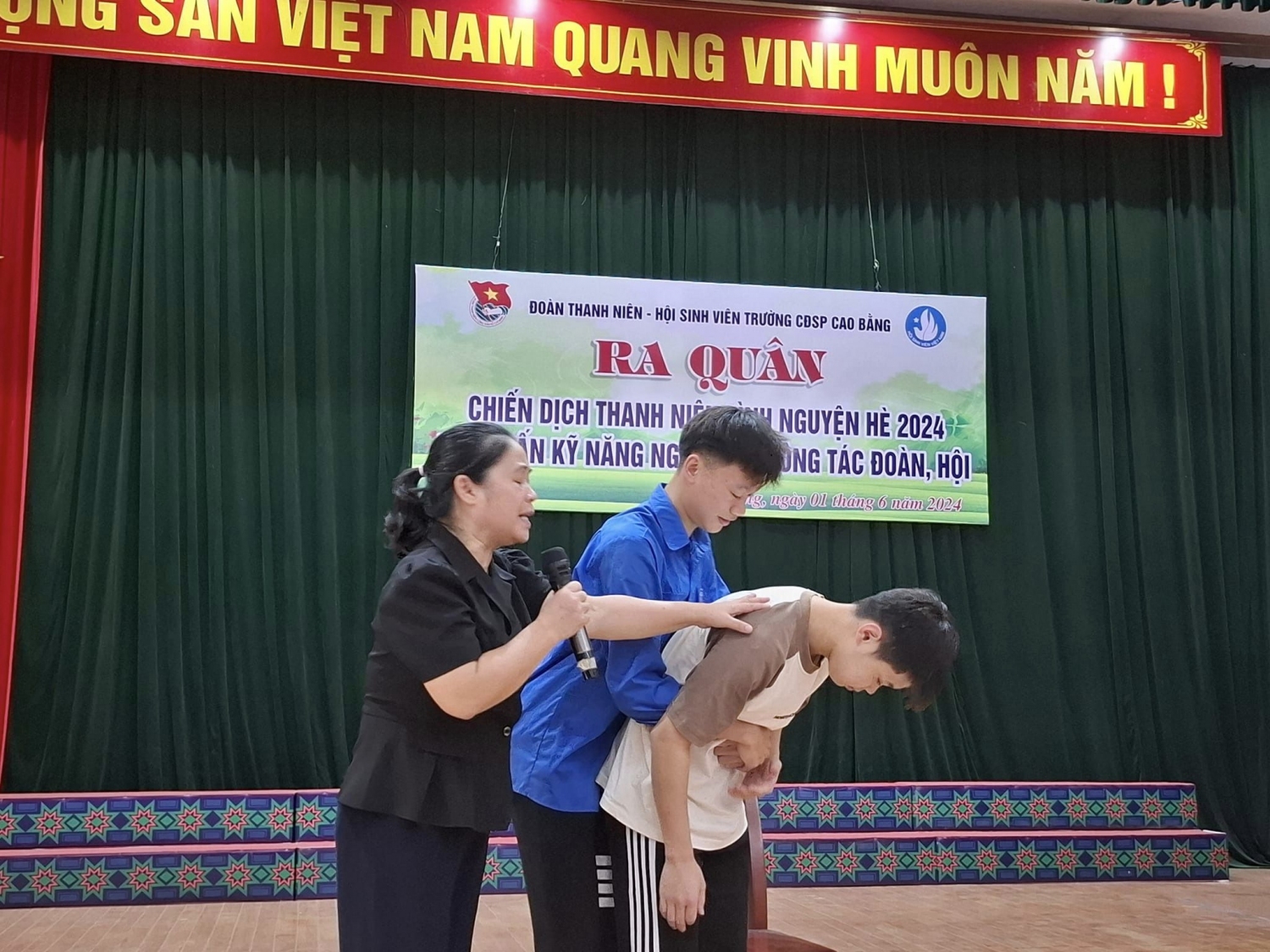 Tập huấn một số kỹ năng sơ cấp cứu ban đầu, phòng chống tai nạn thương tích cho sinh viên.