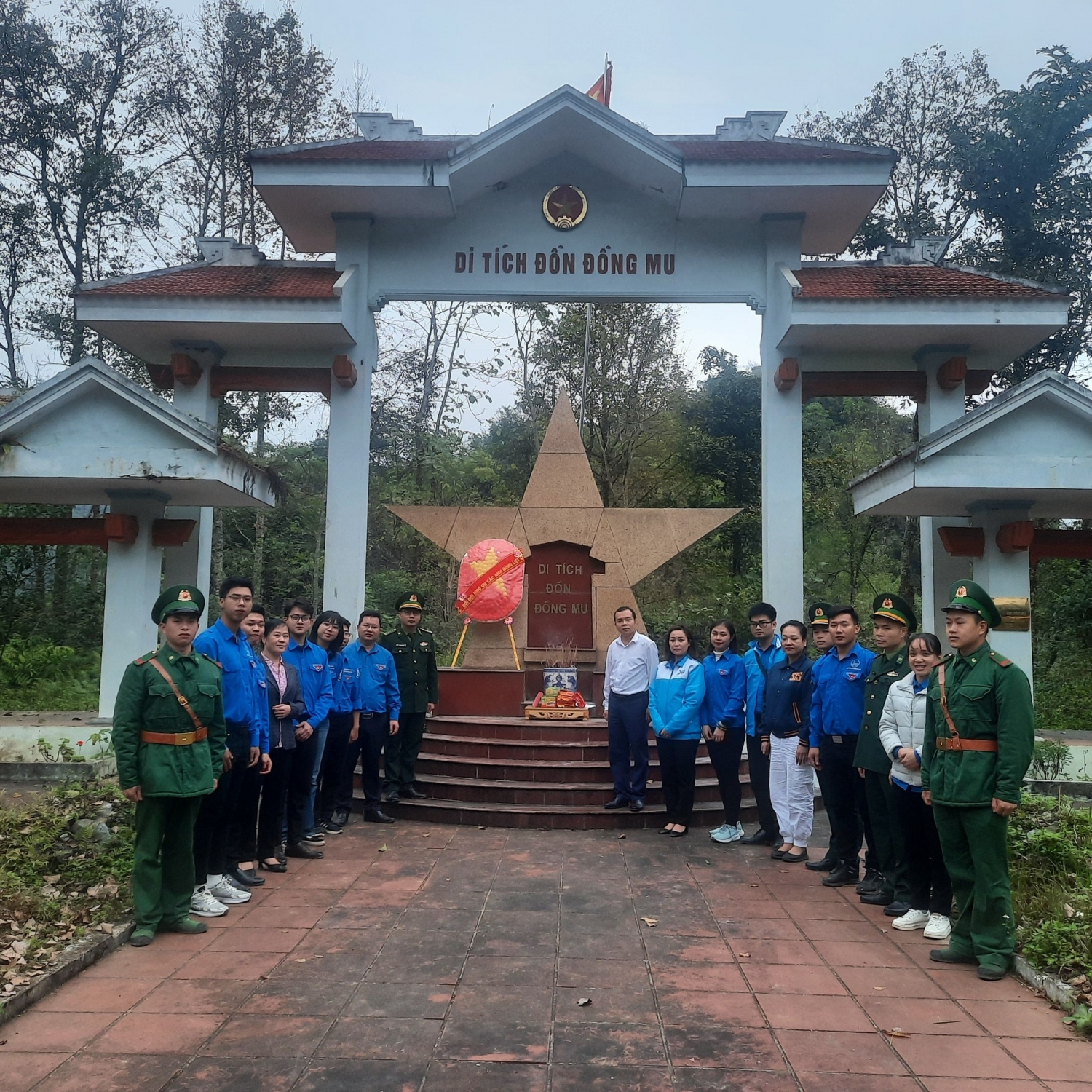 Đoàn công tác dâng hương, dâng hoa, báo công tại Khu di tích lịch sử Quốc gia Đồn Đồng Mu.