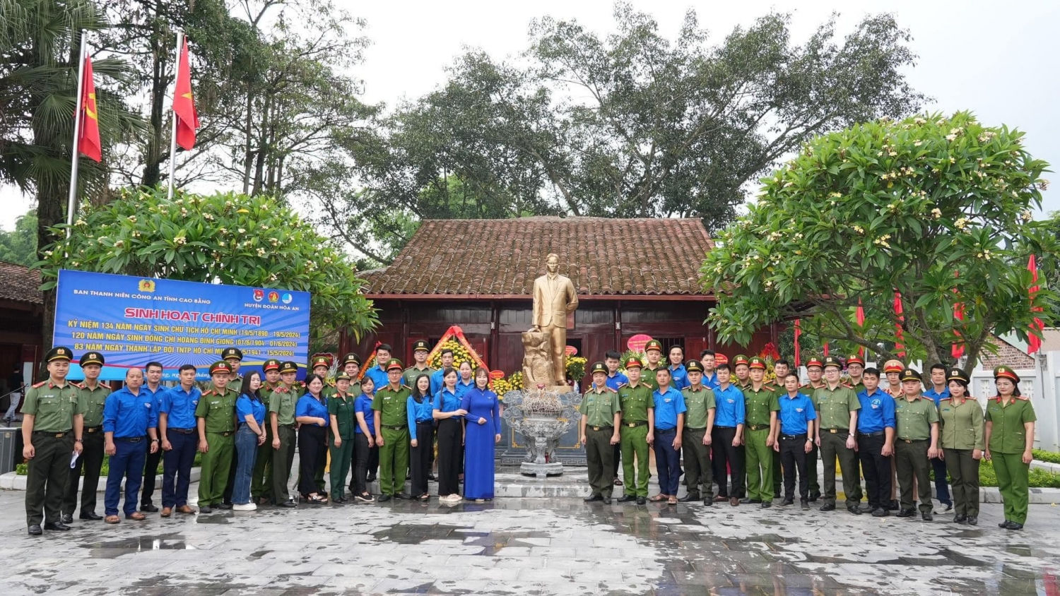 Đoàn đến thăm Khu tưởng niệm đồng chí Hoàng Đình Giong.