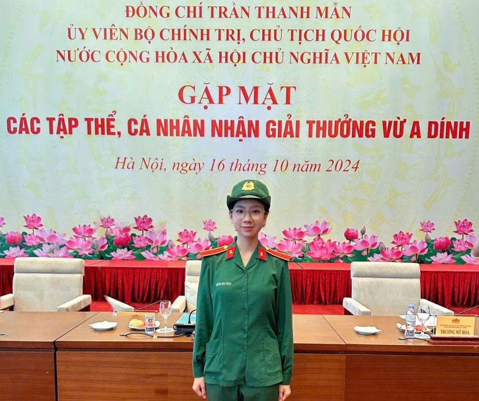 Em Hoàng Bảo Ngọc tại buổi gặp mặt của Chủ tịch Quốc hội Trần Thanh Mẫn với các tập thể, cá nhân nhận Giải thưởng Vừ A Dính.