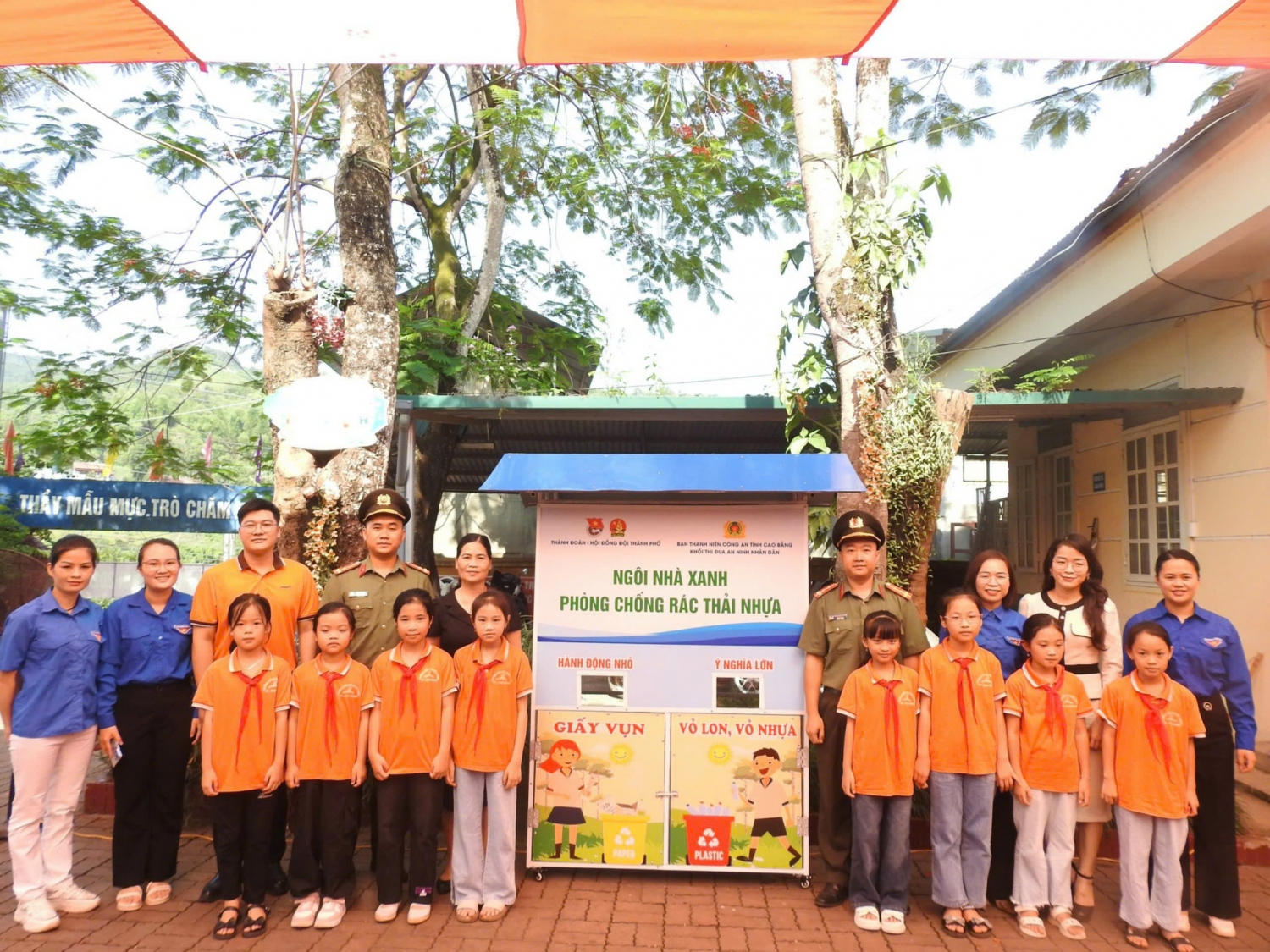 Thành Đoàn phối hợp với Ban thanh niên Công an tỉnh tặng mô hình “Ngôi nhà xanh” phòng, chống rác thải nhựa cho Liên đội trường Tiểu học Duyệt Trung.