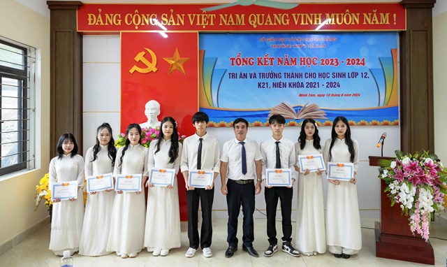 Tuyên dương học sinh có thành tích xuất sắc trong năm học 2023 - 2024.