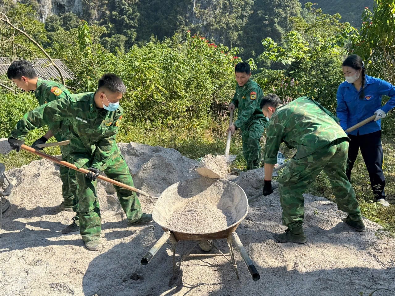 Tuổi trẻ BCH Bộ đội Biên phòng tỉnh ra quân tình nguyện hưởng ứng phong trào thi đua “Xóa nhà tạm, nhà dột nát”